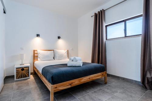 Modern 2 BDR Flat W/Balcony and Pool by LovelyStay
