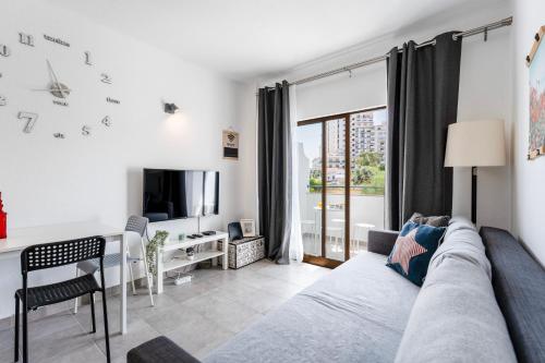 Modern 2 BDR Flat W/Balcony and Pool by LovelyStay