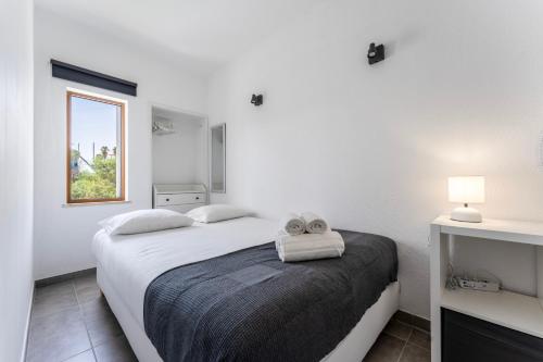 Modern 2 BDR Flat W/Balcony and Pool by LovelyStay