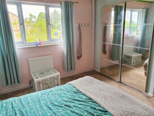 Llit o llits en una habitació de Tortoise Haven Bicester- Comfortable quiet home with garden