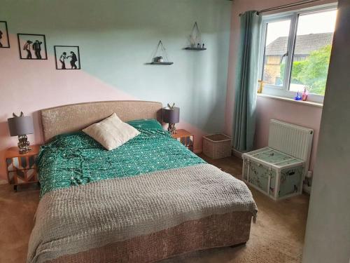 Ένα ή περισσότερα κρεβάτια σε δωμάτιο στο Tortoise Haven Bicester- Comfortable quiet home with garden