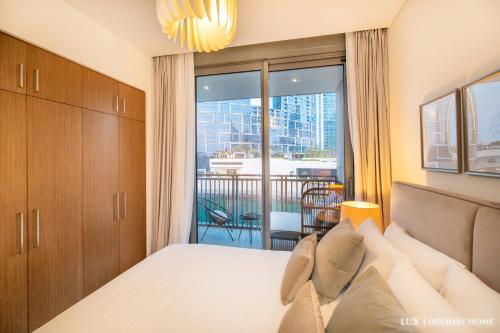 Postel nebo postele na pokoji v ubytování LUX 52 42 Deluxe Marina View Suite 2