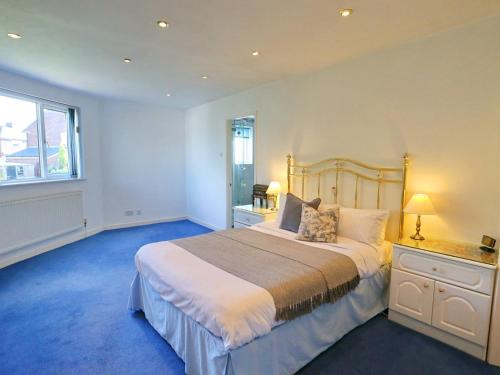 um quarto com uma cama grande e uma janela em Pass the Keys Family Home With Parking Next To Heaton Park em Manchester