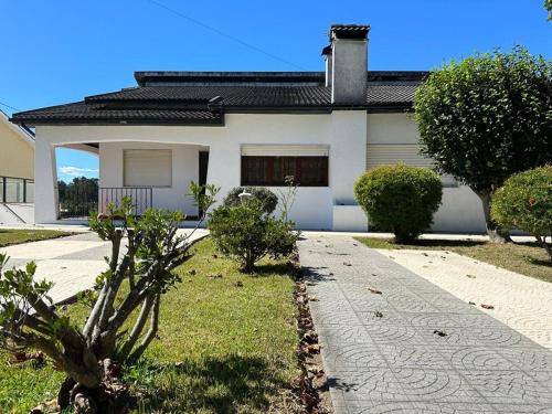una casa bianca con un sentiero davanti di Casa da Pontelha VILLA INN a Ponte de Lima