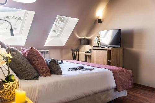  Hotel Grand Pas by Pierre & Vacances -  Room  picture :   Bath    Safety deposit box    TV                           