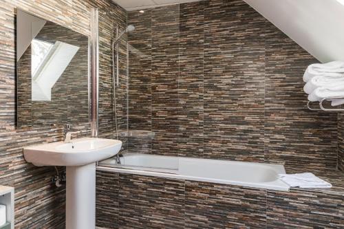  Hotel Grand Pas by Pierre & Vacances -  Room  picture :   Bath    Safety deposit box    TV                           