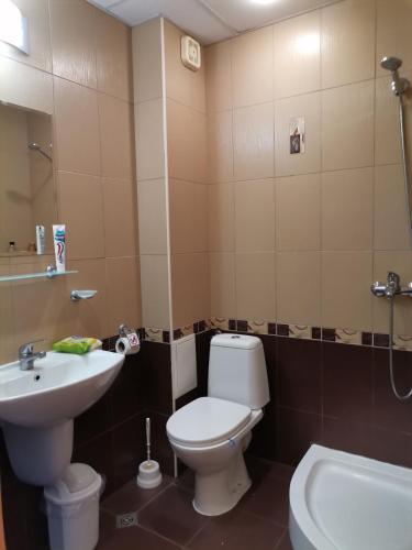 uma casa de banho com um WC e um lavatório em Апартамент в Oasis beach Kamchia - Лунна пътека em Dolen Bliznak