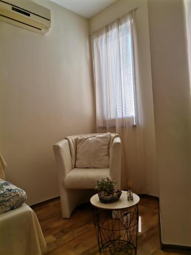 uma sala de estar com uma cadeira e uma janela em Апартамент в Oasis beach Kamchia - Лунна пътека em Dolen Bliznak