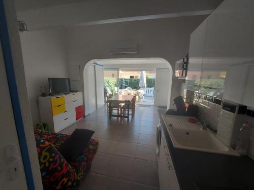 Il offre une vue sur une cuisine et une salle à manger. dans l'établissement VILLA AU LES VILLAGEOISES II, à Marseillan
