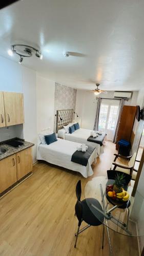 Sala de estar amplia con cama y mesa en Candisol Cozy Inns, en Torremolinos