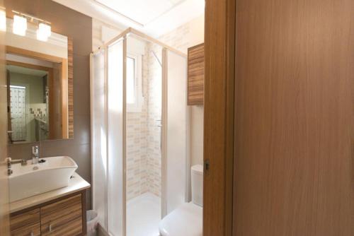 ein Bad mit einem WC, einem Waschbecken und einer Dusche in der Unterkunft 2-Bed Apartment with rooftop pool in Formentera de Segura