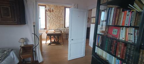 une chambre avec une étagère remplie de livres dans l'établissement Charmant 40m2 a 2 pas de la mer, à Saint-Aubin-sur-Mer