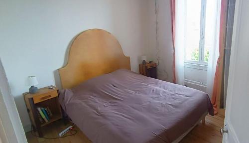 - une petite chambre avec un lit et une fenêtre dans l'établissement Charmant 40m2 a 2 pas de la mer, à Saint-Aubin-sur-Mer