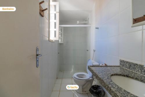 ein Badezimmer mit einem WC, einem Waschbecken und einer Badewanne in der Unterkunft Triplex com piscina no Porto das Dunas Tactu in Mangabeira
