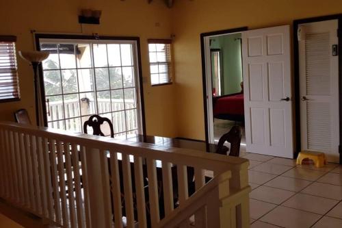 Cette chambre est dotée d'un escalier et d'une porte avec un miroir. dans l'établissement J's Oasis, à Nevis