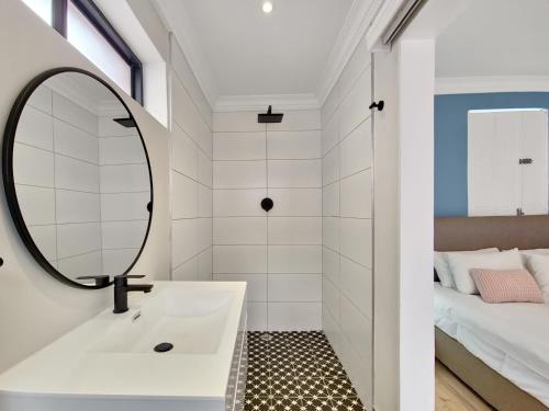 Ванна кімната в Trendy Bo-Kaap home, private patio, fireplace