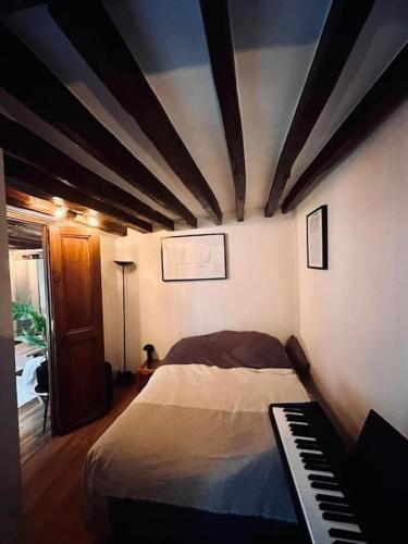 Llit o llits en una habitació de Artist's Loft in Paris Center