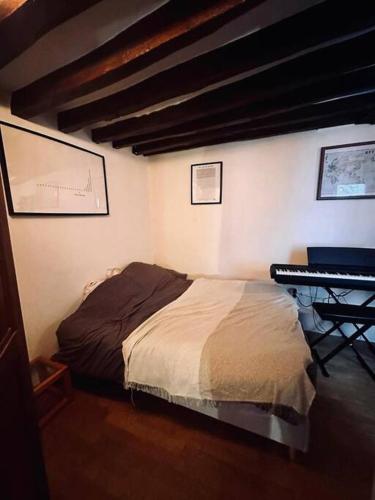 Llit o llits en una habitació de Artist's Loft in Paris Center