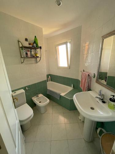 ein Badezimmer mit einem WC, einem Waschbecken und einer Badewanne in der Unterkunft Manilva Beach: Your Costa del Sol Getaway! in Castillo de Sabinillas
