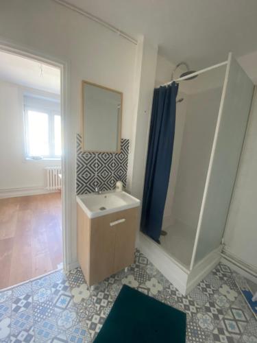 W łazience znajduje się prysznic, umywalka i lustro. w obiekcie Beau T3 boulevard de Strasbourg w Hawrze