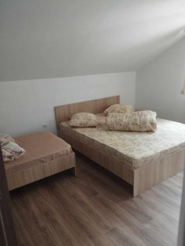 - 2 lits dans une chambre dotée de parquet dans l'établissement CASA DAVID, à Voineşiţa