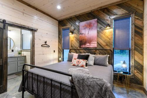 Postel nebo postele na pokoji v ubytování Unwind in Style! *NEW* Sip and Stay Hideaway