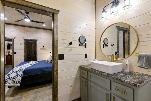 Postel nebo postele na pokoji v ubytování Unwind in Style! *NEW* Sip and Stay Hideaway