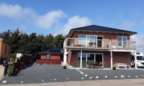 靈克賓的住宿－Villa-Amby，红砖房子,设有甲板和阳台