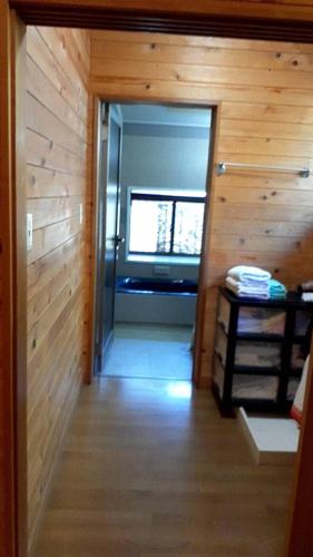 a hallway with a door to a room with a window at BANRYU 萬龍 バンリュウ in Iida