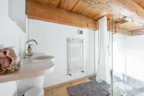 Een badkamer bij Hlavna Loft Apartment Kosice