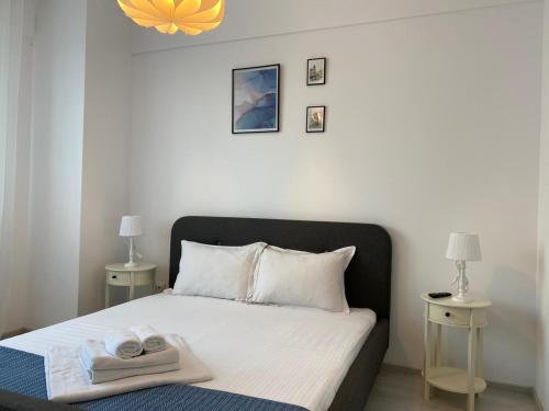 1 dormitorio con 1 cama con 2 toallas en Studios & Apartments Palas by GLAM APARTMENTS, en Iaşi