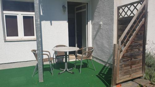 a patio with a table and chairs on a porch at Ferienwohnung Vogtland in Plauen