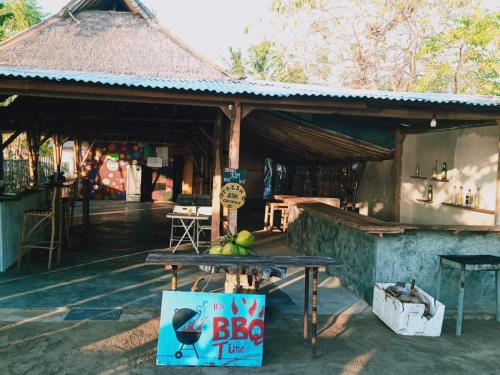 Fotografie z fotogalerie ubytování Why Not Bar And Bungalows v destinaci Pawenang