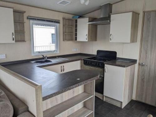 Kuchyň nebo kuchyňský kout v ubytování Lovely 8 Berth Caravan With Wifi At Steeple Bay In Essex Ref 36069e