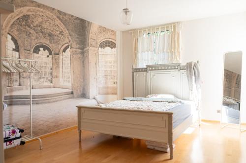 een slaapkamer met een bed in het midden van een kamer bij Elegante Ferienwohnung am See in Düsseldorf