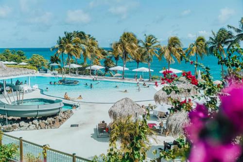 Bazén v ubytování Charmant appartement avec piscine et vue sur mer nebo v jeho okolí