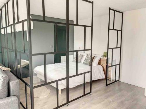 a room with a bunk bed and a room with a bed at Le Jules - Ambiance anglaise in Margny-lès-Compiègne