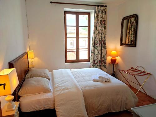 une chambre avec deux lits et une fenêtre dans l'établissement GîTE-FAMILLE NOMBREUSE-SÉMINAIRE-PATIO, à Ornaisons