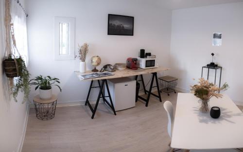 een kamer met een bureau en een tafel en stoelen bij Lava Studio in Poitiers