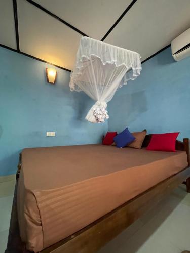 Tempat tidur dalam kamar di the walawwa guest house and hostel