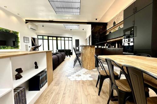 cocina y sala de estar con mesa y sillas en Loft entre Paris et Disney, en Le Perreux-Sur-Marne