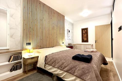 a bedroom with a bed and a night stand with a lamp at Loft entre Paris et Disney in Le Perreux-Sur-Marne