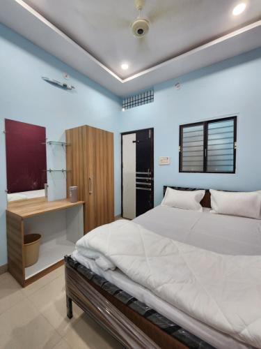 Ένα ή περισσότερα κρεβάτια σε δωμάτιο στο Gauri Shankar Home Stay