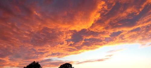 a view of a cloudy sky at sunset at The Suite Escape Apartment Sand in Sint-Lievens-Houtem
