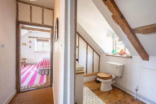 y baño con aseo y lavamanos. en Keepers Cottage by Big Skies Cottages en Itteringham