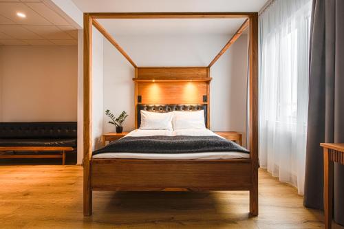 ein Bett mit einem Holzrahmen in einem Zimmer in der Unterkunft Hotel Von in Reykjavík