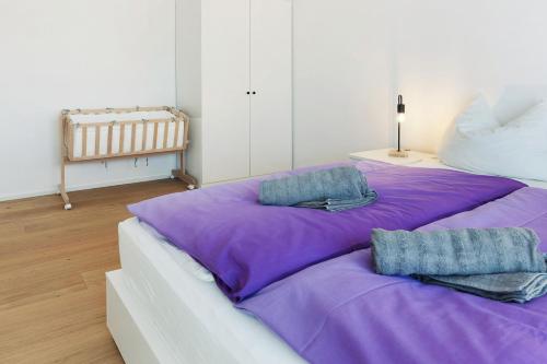 ein großes lila Bett mit zwei Kissen darauf in der Unterkunft Seesehnsucht Höri in Gaienhofen