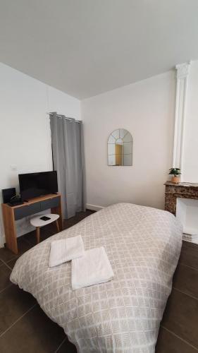 une chambre avec un lit avec deux serviettes dessus dans l'établissement Le cœur Montilien, à Montélimar