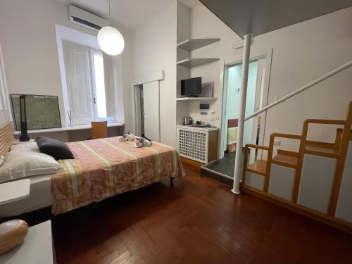 1 dormitorio con 1 cama y sala de estar en Popolo Dream Suites - Luxury Rooms, en Roma