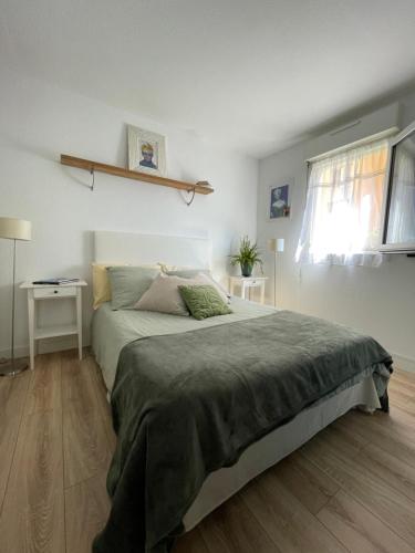 Un dormitorio con una cama grande y una ventana en Monte-Carlo confortable apartment air-conditioned, beach 8 mn by foot, en Beausoleil